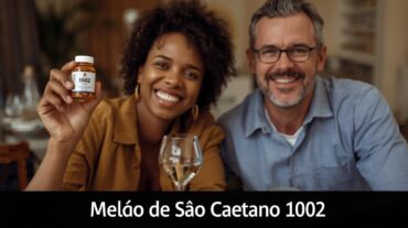 Uma mulher e seu marido estão em sentados em cadeira ao redor da mesa de jantar.